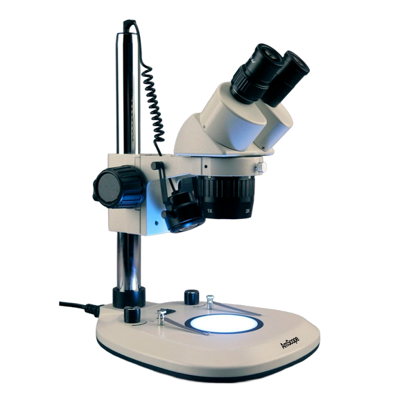 Microscopio Estéreo AmScope Serie SW2B 10X–30X de Campo Amplio con Base de Columna e Iluminación LED Superior e Inferior